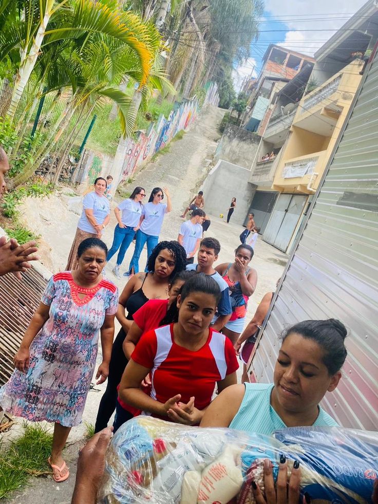 Voluntários levando cestas para as famílias cadastradas